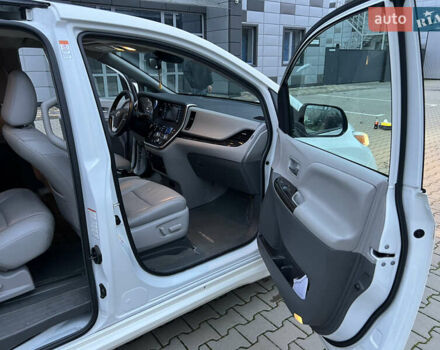 Белый Тойота Сиенна, объемом двигателя 3.5 л и пробегом 120 тыс. км за 25000 $, фото 24 на Automoto.ua