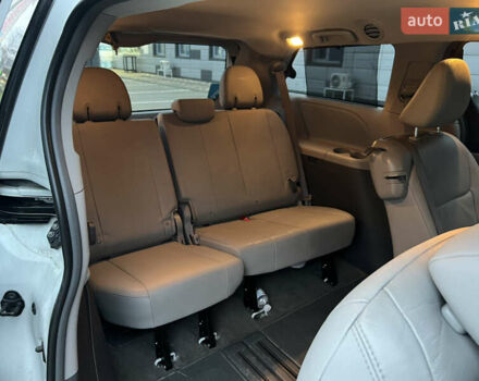 Белый Тойота Сиенна, объемом двигателя 3.5 л и пробегом 120 тыс. км за 25000 $, фото 23 на Automoto.ua
