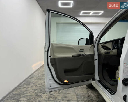 Белый Тойота Сиенна, объемом двигателя 3.46 л и пробегом 123 тыс. км за 26300 $, фото 21 на Automoto.ua