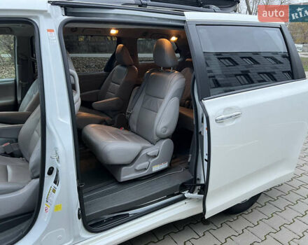 Белый Тойота Сиенна, объемом двигателя 3.5 л и пробегом 120 тыс. км за 25000 $, фото 13 на Automoto.ua