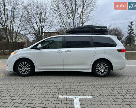 Белый Тойота Сиенна, объемом двигателя 3.5 л и пробегом 120 тыс. км за 25000 $, фото 3 на Automoto.ua