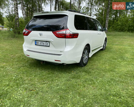 Белый Тойота Сиенна, объемом двигателя 3.46 л и пробегом 110 тыс. км за 23000 $, фото 8 на Automoto.ua