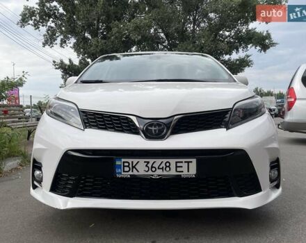 Белый Тойота Сиенна, объемом двигателя 3.46 л и пробегом 65 тыс. км за 25900 $, фото 1 на Automoto.ua