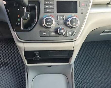 Белый Тойота Сиенна, объемом двигателя 3.46 л и пробегом 60 тыс. км за 28000 $, фото 13 на Automoto.ua