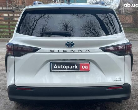 Білий Тойота Сієнна, об'ємом двигуна 2.5 л та пробігом 15 тис. км за 54490 $, фото 6 на Automoto.ua