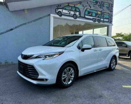 Белый Тойота Сиенна, объемом двигателя 2.5 л и пробегом 10 тыс. км за 24000 $, фото 2 на Automoto.ua