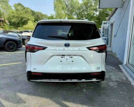 Белый Тойота Сиенна, объемом двигателя 2.5 л и пробегом 10 тыс. км за 24000 $, фото 4 на Automoto.ua