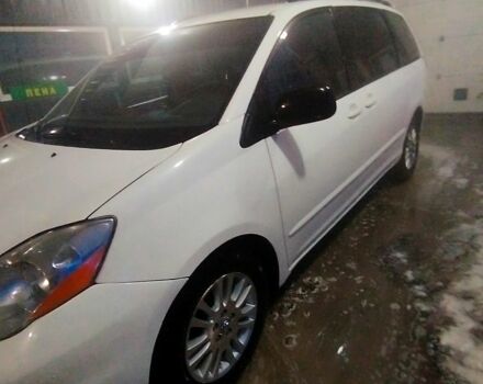 Белый Тойота Сиенна, объемом двигателя 3.5 л и пробегом 170 тыс. км за 10000 $, фото 1 на Automoto.ua