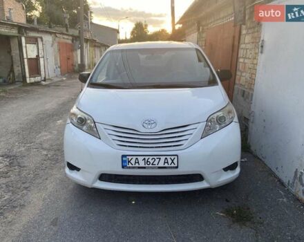 Белый Тойота Сиенна, объемом двигателя 2.67 л и пробегом 212 тыс. км за 11500 $, фото 1 на Automoto.ua