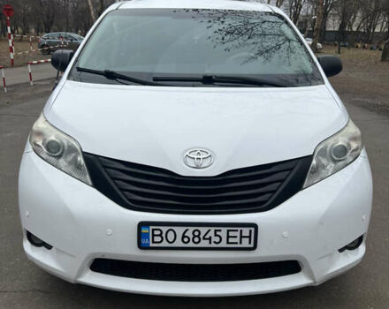 Белый Тойота Сиенна, объемом двигателя 2.7 л и пробегом 195 тыс. км за 13000 $, фото 1 на Automoto.ua