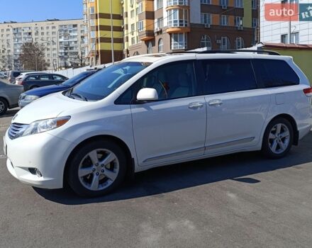 Белый Тойота Сиенна, объемом двигателя 3.5 л и пробегом 305 тыс. км за 18500 $, фото 1 на Automoto.ua
