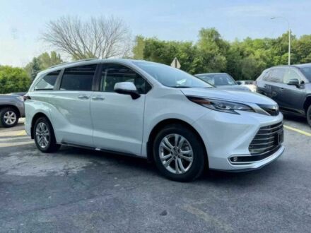 Тойота Сиенна 2023 в Ровно на Automoto.ua Белый Тойота Сиенна, объемом двигателя 2.5 л и пробегом 26 тыс. км за 17000 $, фото 1 на Automoto.ua