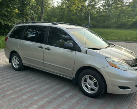 Бежевый Тойота Сиенна, объемом двигателя 3.5 л и пробегом 375 тыс. км за 9800 $, фото 1 на Automoto.ua