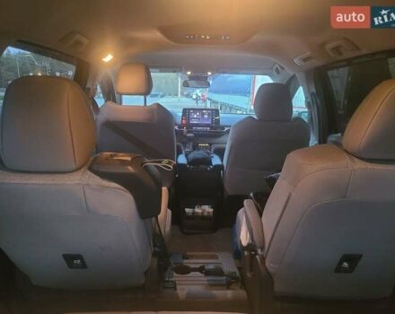 Чорний Тойота Сієнна, об'ємом двигуна 2.49 л та пробігом 165 тис. км за 31000 $, фото 4 на Automoto.ua