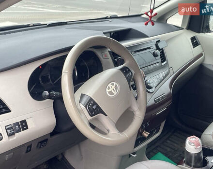 Желтый Тойота Сиенна, объемом двигателя 3.5 л и пробегом 250 тыс. км за 15500 $, фото 9 на Automoto.ua