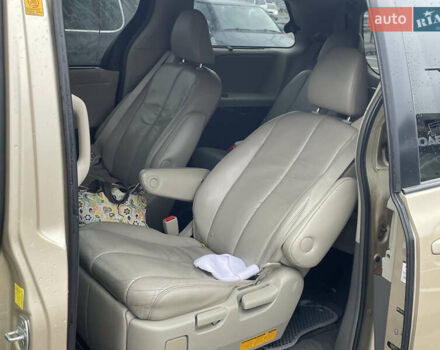 Желтый Тойота Сиенна, объемом двигателя 3.5 л и пробегом 250 тыс. км за 15500 $, фото 10 на Automoto.ua