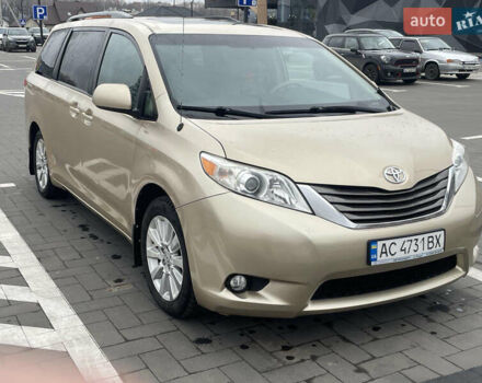 Желтый Тойота Сиенна, объемом двигателя 3.5 л и пробегом 250 тыс. км за 15500 $, фото 1 на Automoto.ua