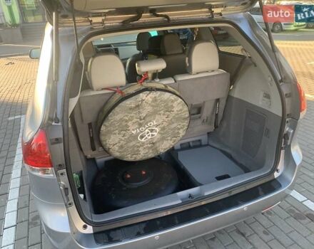 Серый Тойота Сиенна, объемом двигателя 3.5 л и пробегом 227 тыс. км за 13500 $, фото 13 на Automoto.ua