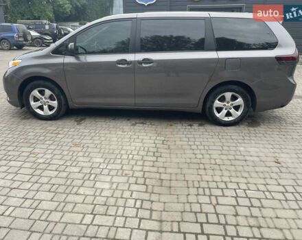 Серый Тойота Сиенна, объемом двигателя 2.67 л и пробегом 275 тыс. км за 13000 $, фото 1 на Automoto.ua