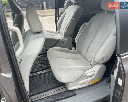 Серый Тойота Сиенна, объемом двигателя 2.67 л и пробегом 275 тыс. км за 13000 $, фото 5 на Automoto.ua