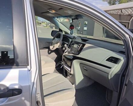 Серый Тойота Сиенна, объемом двигателя 2.7 л и пробегом 198 тыс. км за 11000 $, фото 17 на Automoto.ua