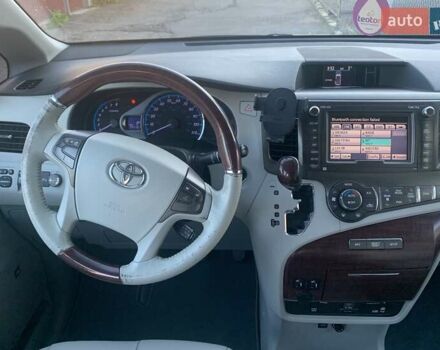 Серый Тойота Сиенна, объемом двигателя 3.5 л и пробегом 227 тыс. км за 13500 $, фото 16 на Automoto.ua