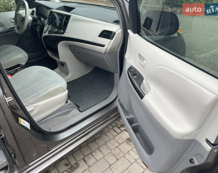 Серый Тойота Сиенна, объемом двигателя 2.67 л и пробегом 275 тыс. км за 13000 $, фото 8 на Automoto.ua