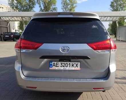 Серый Тойота Сиенна, объемом двигателя 2.7 л и пробегом 198 тыс. км за 11000 $, фото 5 на Automoto.ua