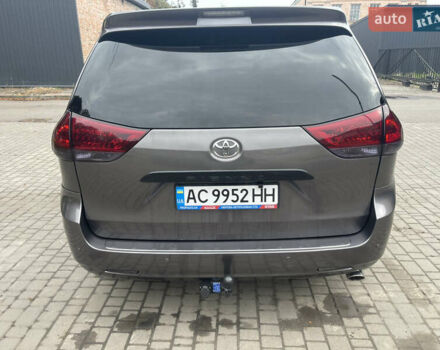 Серый Тойота Сиенна, объемом двигателя 2.67 л и пробегом 275 тыс. км за 13000 $, фото 2 на Automoto.ua