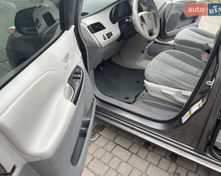 Серый Тойота Сиенна, объемом двигателя 2.67 л и пробегом 275 тыс. км за 13000 $, фото 4 на Automoto.ua