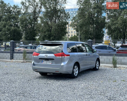 Серый Тойота Сиенна, объемом двигателя 2.7 л и пробегом 204 тыс. км за 12000 $, фото 7 на Automoto.ua