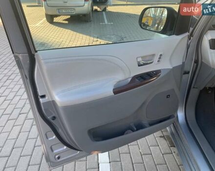 Серый Тойота Сиенна, объемом двигателя 3.5 л и пробегом 227 тыс. км за 13500 $, фото 10 на Automoto.ua