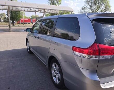 Серый Тойота Сиенна, объемом двигателя 2.7 л и пробегом 198 тыс. км за 11000 $, фото 3 на Automoto.ua
