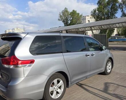 Серый Тойота Сиенна, объемом двигателя 2.7 л и пробегом 198 тыс. км за 11000 $, фото 2 на Automoto.ua