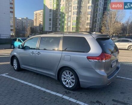 Серый Тойота Сиенна, объемом двигателя 3.5 л и пробегом 227 тыс. км за 13500 $, фото 2 на Automoto.ua