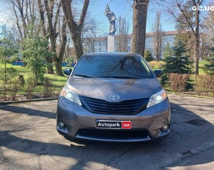 Серый Тойота Сиенна, объемом двигателя 2.7 л и пробегом 306 тыс. км за 11690 $, фото 1 на Automoto.ua