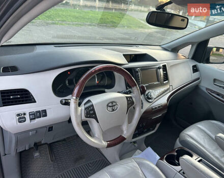 Серый Тойота Сиенна, объемом двигателя 3.46 л и пробегом 368 тыс. км за 15800 $, фото 10 на Automoto.ua