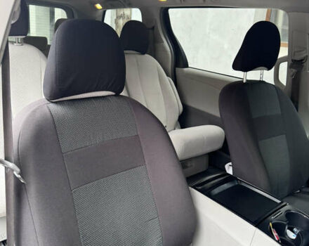 Серый Тойота Сиенна, объемом двигателя 2.7 л и пробегом 280 тыс. км за 12500 $, фото 1 на Automoto.ua