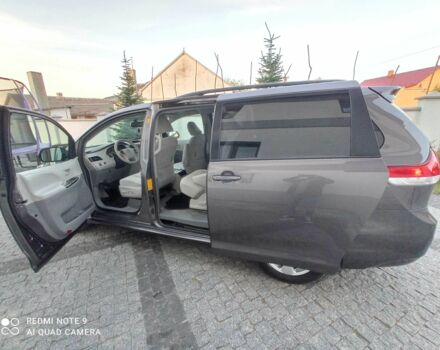 Серый Тойота Сиенна, объемом двигателя 3.5 л и пробегом 180 тыс. км за 17229 $, фото 4 на Automoto.ua