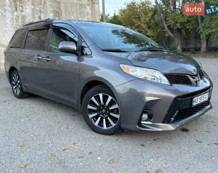 Серый Тойота Сиенна, объемом двигателя 3.46 л и пробегом 150 тыс. км за 21999 $, фото 4 на Automoto.ua