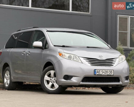 Серый Тойота Сиенна, объемом двигателя 3.46 л и пробегом 240 тыс. км за 15900 $, фото 2 на Automoto.ua