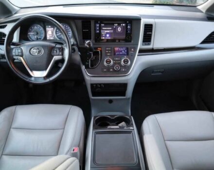 Серый Тойота Сиенна, объемом двигателя 3.5 л и пробегом 58 тыс. км за 15000 $, фото 7 на Automoto.ua