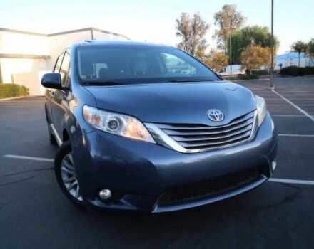 Серый Тойота Сиенна, объемом двигателя 3.5 л и пробегом 58 тыс. км за 15000 $, фото 1 на Automoto.ua