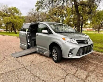 Серый Тойота Сиенна, объемом двигателя 3.5 л и пробегом 42 тыс. км за 10300 $, фото 1 на Automoto.ua