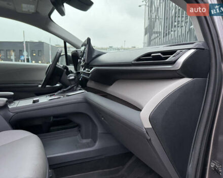 Серый Тойота Сиенна, объемом двигателя 2.5 л и пробегом 9 тыс. км за 47000 $, фото 62 на Automoto.ua