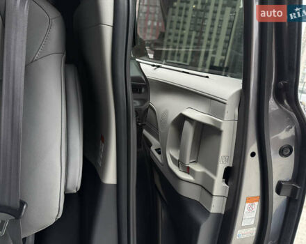 Серый Тойота Сиенна, объемом двигателя 2.5 л и пробегом 9 тыс. км за 47000 $, фото 47 на Automoto.ua