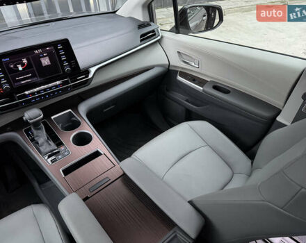 Серый Тойота Сиенна, объемом двигателя 2.5 л и пробегом 9 тыс. км за 47000 $, фото 56 на Automoto.ua