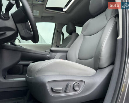 Серый Тойота Сиенна, объемом двигателя 2.5 л и пробегом 9 тыс. км за 47000 $, фото 3 на Automoto.ua