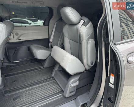 Серый Тойота Сиенна, объемом двигателя 2.5 л и пробегом 9 тыс. км за 47000 $, фото 46 на Automoto.ua