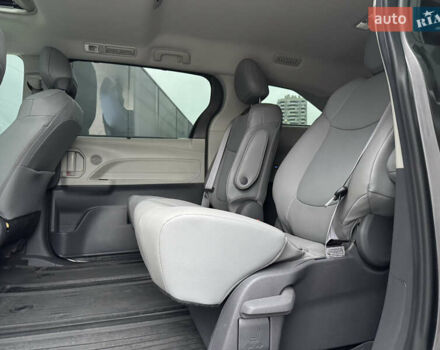 Серый Тойота Сиенна, объемом двигателя 2.5 л и пробегом 9 тыс. км за 47000 $, фото 45 на Automoto.ua